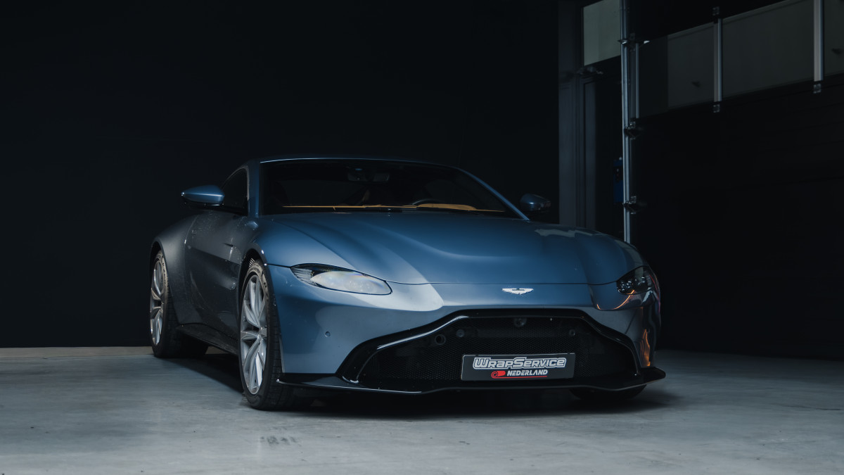Aston Martin Vantage V8