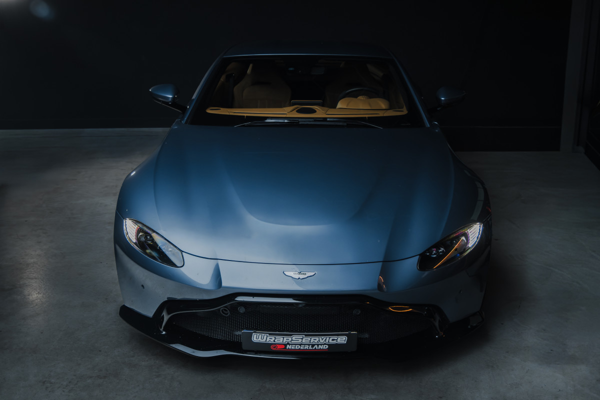 Aston Martin Vantage V8