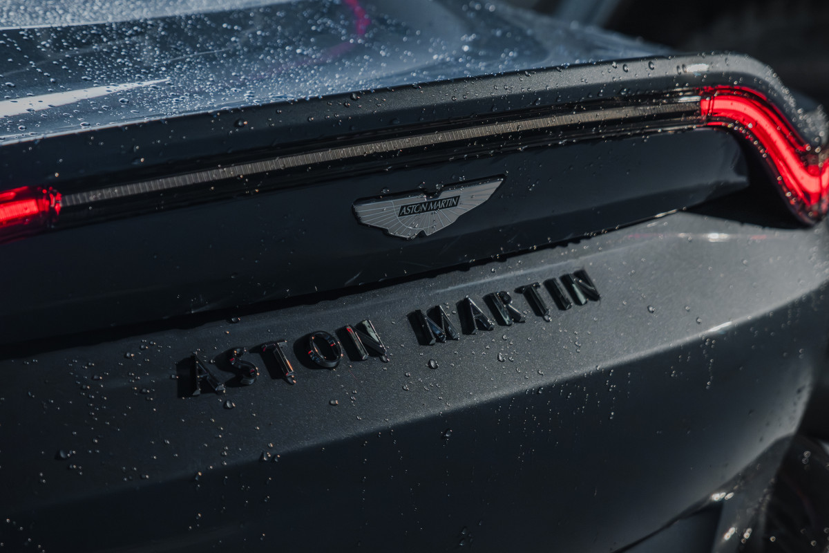 Aston Martin Vantage V8