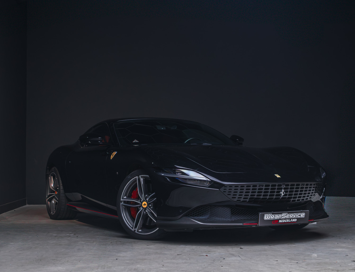 Ferrari Roma custom striping | Zwart met rode details